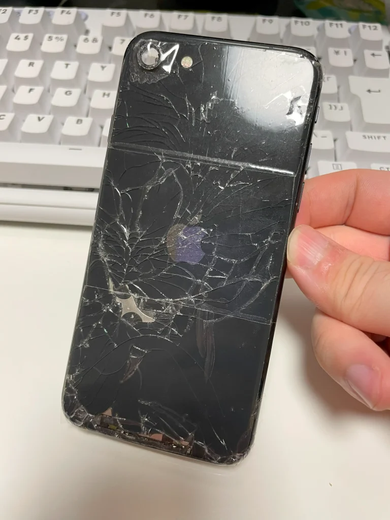 背面がバキバキに割れているiPhone SE第2世代