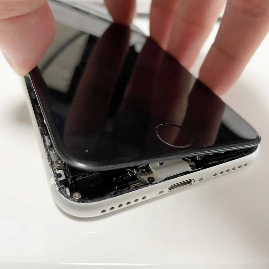 iPhone SE2のディスプレイを取り外している様子